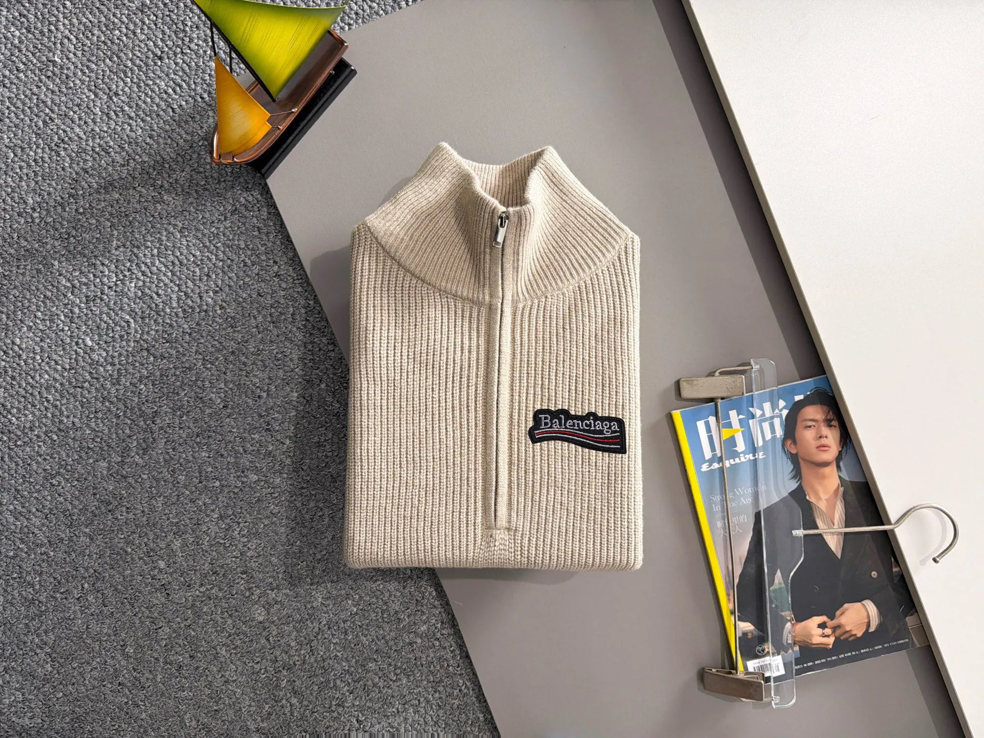 The latest knitted sweater jackets from Balenciaga’s 2026 Autumn and Winter official website are now on sale at the counters for Hot Sale! Specially made of wool blended fabric. It feels comfortable and can be directly in contact with the skin. The logo badge is exquisitely embroidered, which is extremely eye-catching! The details highlight the fashionable charm of big brands. Exquisite workmanship. Three-dimensional cutting style. The wearing effect is invincible and handsome! All three standards are complete! Sizes:M-4XL